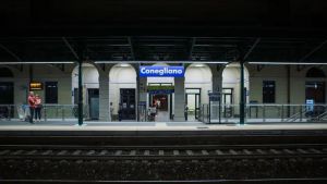 Scivola sui binari, finisce sotto un treno in stazione: 40enne gravissimo