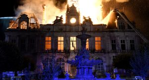 Francia: manifestantes incendian el Ayuntamiento de Limoges y destruyen el edificio histórico