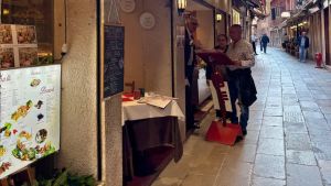 Ristoranti, a Venezia i conti sono da capogiro: ecco i trucchi spenna turisti