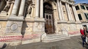 A Venezia nastri sulla chiesa contro i bivacchi dei turisti cafoni