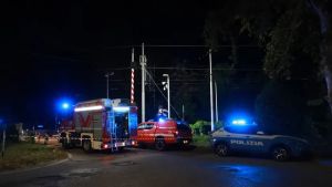 Travolto dal treno a Ronchi, neanche le impronte rivelano l’identità della vittima