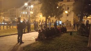 Volontari in piazza Libertà a Trieste, la Questura fissa i giorni e gli orari delle attività con i migranti