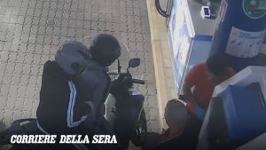 Quattro rapine in poche ore, arrestati due 17enni: avevano anche una pistola