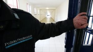 Tolmezzo, smartphone nascosto e pc modificato in carcere: scoperto un sistema per accedere a internet