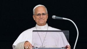 León XIV recita su primer Ángelus tras el alta hospitalaria y dice que 