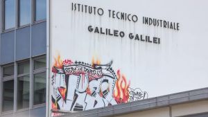Gorizia, raid vandalico al Galilei: imbrattata la facciata con lo spray