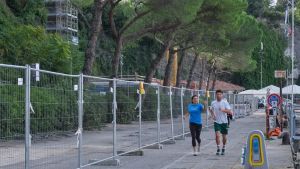 Arrivano le transenne alla baia di Grignano, proteste degli ambientalisti