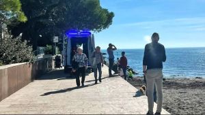 Cammina vicina al bordo della passeggiata a mare di Grado e cade: soccorsa 79enne