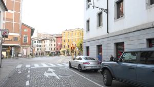 Udine e i problemi di via Poscolle: «Pochi eventi e la nuova Ztl, incassi in calo»
