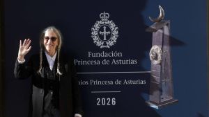 Patti Smith ya está en Asturias: la dama del punk pasa revista a los gaiteros y deja que las niñas se acerquen a ella