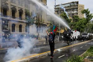 Enfrentamientos con Carabineros, cierre de estaciones de metro y desvíos en manifestaciones por 7 años del estallido