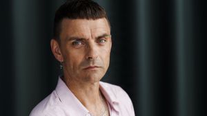 Sørine Gotfredsen: Simon Kvamm har udviklet sig fra en dreng i komikken til en næsten idealistisk mand i musikken