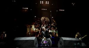 Iron Maiden en Lima: tras el enojo de Quito, cuatro bengalas desafiaron el pedido de Dickinson