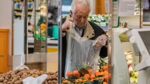 Caro vita, in 5 anni aumenti del 30 per cento sulla spesa: per gli anziani è allarme tra cibo e cure