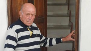 Picchiato e derubato in casa a 85 anni: «Mi hanno detto “Se parli ti ammazziamo”»
