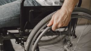 Preleva per anni i soldi della pensione di invalidità del figlio: dovrà restituire 28 mila euro