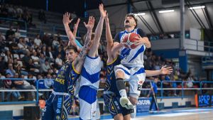 Grinta Adamant, il ’magic moment’ continua. Difesa e tanti errori, ma è successo in volata