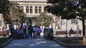 I due volti della nuova piazza Libertà a Trieste dopo la stretta della Questura: «Finalmente c’è ordine», «No, è vuota»