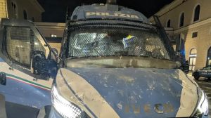 Guerriglia urbana, dieci agenti di Padova feriti a Bologna. A Verona sei denunciati per i disordini