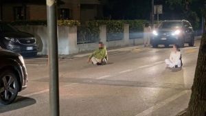 Infastiditi dai vicini rumorosi si siedono in strada a Torre di Mosto: automobilisti costretti allo stop