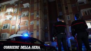 Tredicenne accoltellato al torace nel parcheggio del centro commerciale dopo una lite. Fermati due uomini