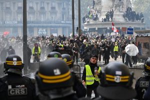 Δεν είναι οι μετανάστες, δεν είναι οι «ακροαριστεροί», είναι μια ολόκληρη γενιά που ασφυκτιά