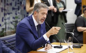 Briga por comando do Senado move campanha