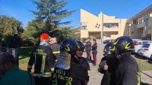Allarme bomba (via mail) alla scuola media, evacuati seicento studenti