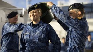 Prinses Amalia bevorderd tot sergeant, traditiegetrouw met een nat pak door een emmer zeewater
