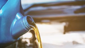 Entra in commissariato con una bottiglia di benzina, minaccia di darsi fuoco e urla frasi in arabo: denunciato
