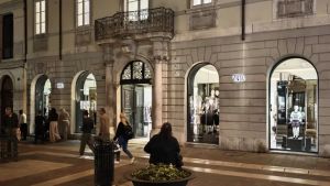 Finanziere sorpreso a rubare maglioni da Zara: «Sono in difficoltà economiche»