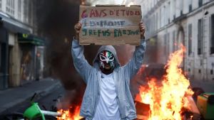 Los adolescentes incendian Francia
