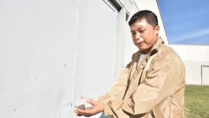 Ragazzi prendono a sassate un negozio, il titolare li insegue e si ferisce