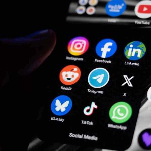 Por que você continua checando as redes sociais do seu ex?