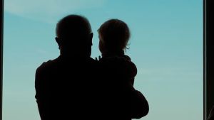 Si lancia dalla terrazza e afferra il figlio precipitato: il gesto eroico di un papà salva la vita al bimbo