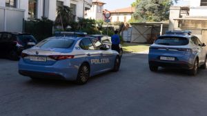 Pavia, in fuga dalla comunità per accoltellare insegnante: 16enne si nasconde a casa di mamma. Poi si “pente” e fa ritrovare la lama