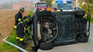Breda di Piave, auto finisce fuori strada: un ferito
