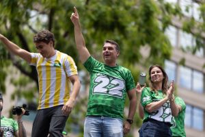 Aliados querem que Flávio Bolsonaro evite provocações gratuitas a Lula