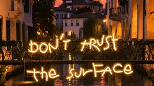 La disgrafia di Aliteia diventa luce tra i canali e le vie di Treviso
