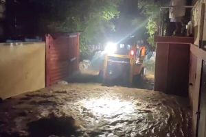 «Вода по грудь, спасение через крыши»: в Крыму ликвидируют последствия стихии