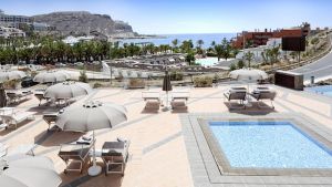 Sol, playa, hoteles y enyesque