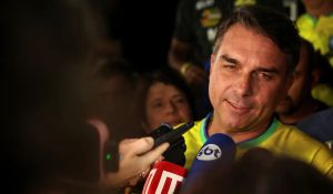 Se Flávio Bolsonaro vencer, a milícia sobe a rampa do Planalto