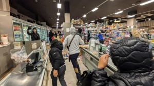Dai social alla piazza: il governo prepara la stretta anche per le piattaforme. “Devono segnalare i messaggi di violenza”