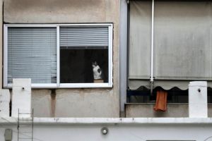 Ο ένοχος έχει μια γκαρσονιέρα ή πώς η ευθύνη της στεγαστικής πολιτικής κατέληξε στον κύριο Γιώργο από τα Πατήσια