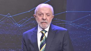 Cortina de fumaça: PT quer esconder entrevista de Roberta Luchsinger e gafes de Lula