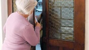 Si finge finanziere, 78enne lo scopre e fa saltare la truffa: denunciato