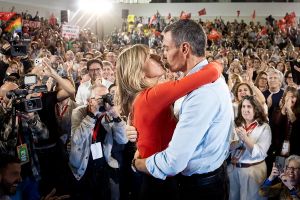 Besemos todos a Begoña Gómez