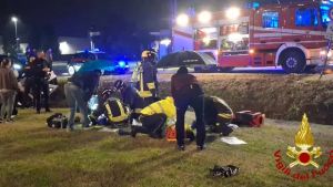 Auto finisce fuori strada, quattro feriti