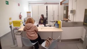 Dipendente delle Poste punita per gli straordinari, il giudice le dà ragione