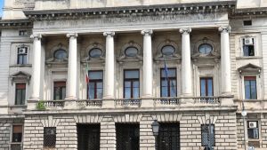 Oltre 50 foto erotiche di bambine, ex bidello a processo per pedofilia: disposta una perizia psichiatrica